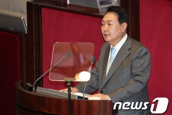 尹 “참모들, 민심 파악 위해 적극 소통해야”…’낮술 허용’ 보도엔 “사실무근”