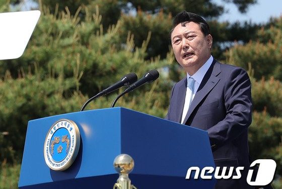 尹대통령 올해 연봉 2억4천…이번달 월급은 1423만원 받는다