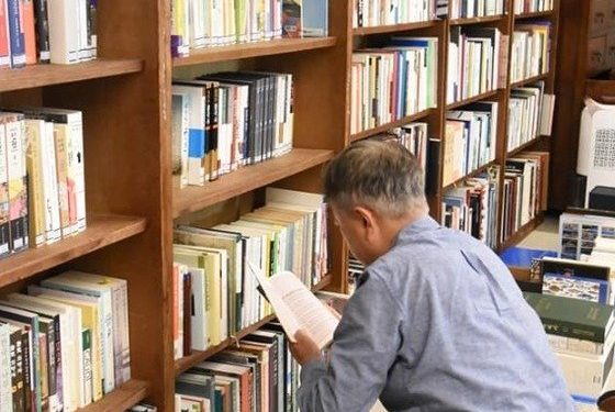 文이 안경까지 벗고 맨발로 쪼그려 앉아서 한 일은…