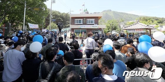 ‘이웃 문재인 내외’ 도착 평산마을, 수천명 환영 인파 ‘북적’