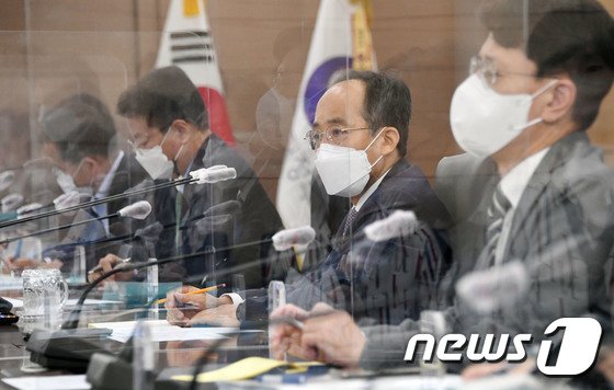 ‘물가 비상’ 식료품·외식·주거·교육비 총망라 ‘민생안정대책’ 나온다