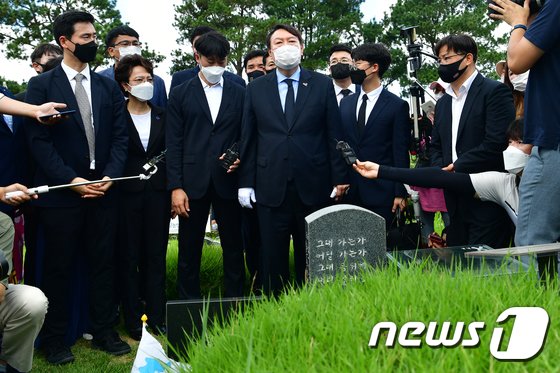 尹, 정부·여당 이끌고 ‘광주행’…다함께 ‘임을 위한 행진곡’ 제창