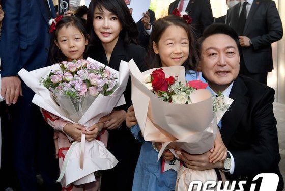 尹대통령 ‘한 발 뒤’ 김건희 여사…”너무 예뻐요” 환호에 고개 숙여