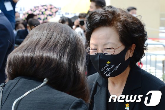 권양숙 여사, 尹 취임식 안간다…”건강상 장거리 이동 부담”