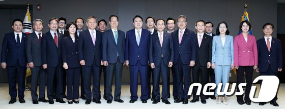 ‘文처럼’ 1기 내각 여성 5명 채운 尹…野 ‘김승희 저격’에 촉각