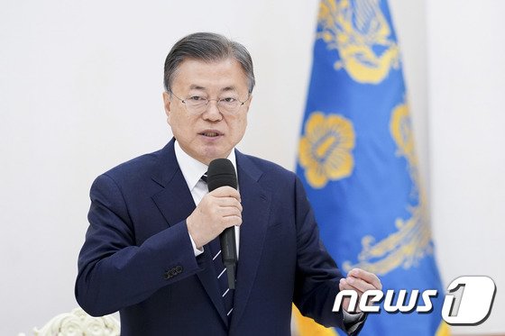 文 “언론 취사선택 보도, 때론 편향적…균형된 국정기록 남겨 뿌듯”