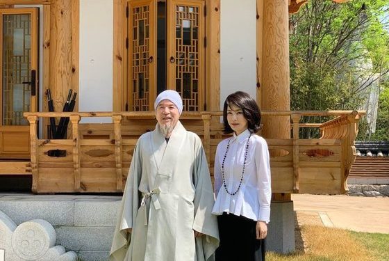 김건희 여사, 지난주 봉은사도 갔었다…염주목걸이 하고 신도들과 ‘찰칵’