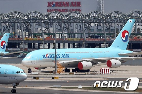 “대한항공, 승객에 줄 물조차 아껴 뒷주머니” 직원 폭로 발칵