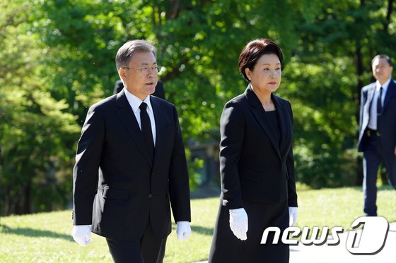 文대통령, 일부 정치인 장관 사표 수리…유은혜·박범계·이인영