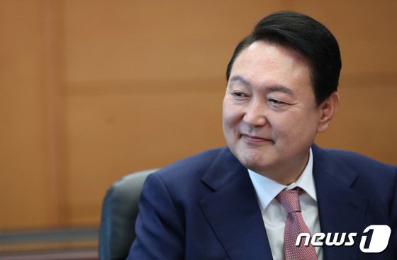 윤석열 정부 5년 항해 시작…여소야대 험로