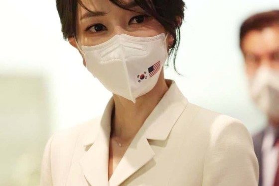 김건희 여사 얼굴까지 떡하니…이름 도용 상품 8000개 심각