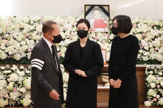 “별 같은 존재”…동료부터 前장관·팬들까지, 故강수연 조문 행렬 지속