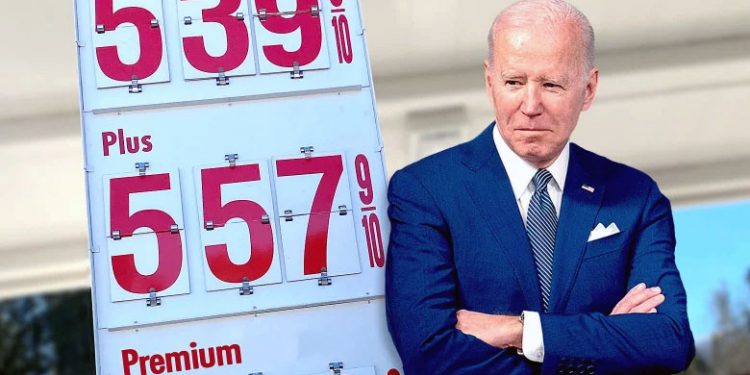 바이든, 3개월간 휘발유 세금 중단 요구