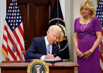 바이든, 30년만에 마련된 초당적 총기규제법에 서명