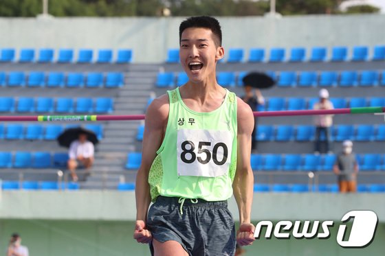 적수 없는 우상혁, 2m30 넘고 KBS배 전국육상경기대회 우승