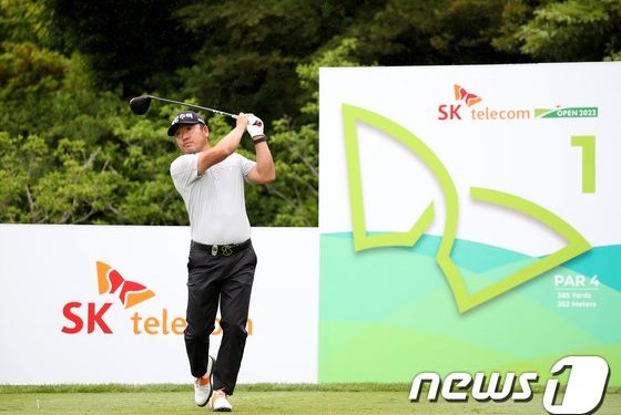 ‘7언더파’ 최호성, KPGA 선수권 첫날 단독 선두…김비오 공동 2위