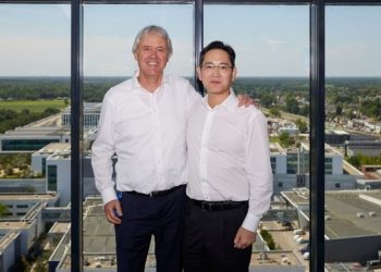 ASML CEO와 어깨동무한 이재용…EUV 장비 확보해 파운드리 챙긴다