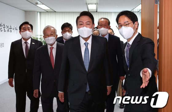 전경련, 정부·대기업 초청 간담회 연다…”4대그룹 참석 추진”