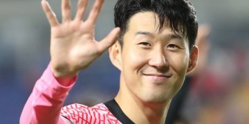 ‘극적 동점골’에 환호할 때, 손흥민은 역전골을 위해 공을 주웠다