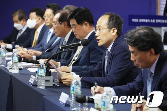 불황에 지갑 닫는 기업들…지주사, 현금 65조 돌파