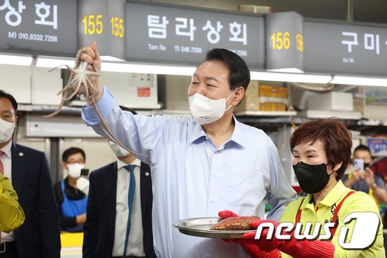 與 ‘압승’ 유력에 대통령실 ‘표정관리’…”국정운영동력 확보” 기대