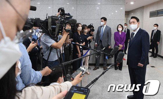 박지원 “尹 도어스테핑서 한마디씩 새…말 잘하는 DJ도 원고대로 읽었다”