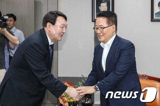 박지원 “尹 5년 금방간다…文 사저 욕설시위 조치· 檢편중인사 우려 명심해야”