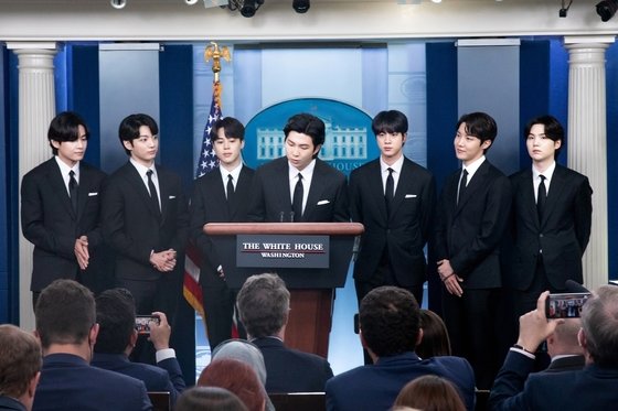 방탄소년단, 백악관서 바이든 대통령과 환담…”BTS가 하는 일은 선한 것”