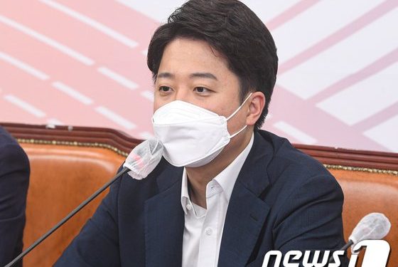 ‘성상납 의혹’ 이준석 윤리위, 22일 오후 7시…김철근 출석