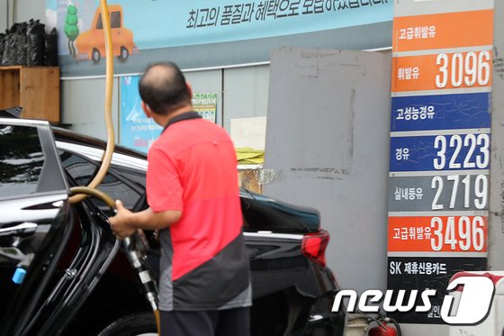유류세 37% 인하·LTV 80%·상병수당…내일부터 이렇게 달라진다