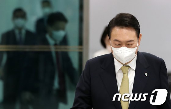 尹 “과거엔 민변 도배” 발언…野 “일차원적 접근” 與도 우려