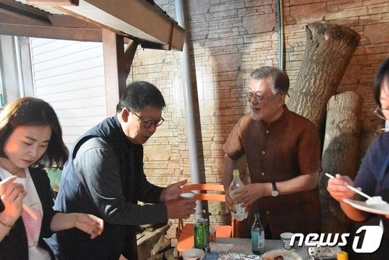 모시옷 입고 흰수염 기른 文 전 대통령, 주민들과 막걸리 한 잔