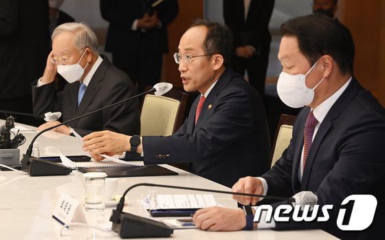 법인세 인하까지…정부, 경기침체기 진입에 부양 ‘안간힘’