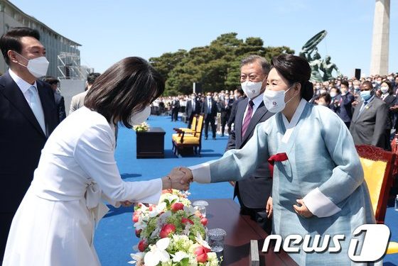 김건희 여사, 오늘 문재인 전 대통령 부인 김정숙 여사 만나