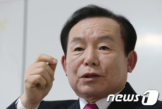 이인제 “이준석, 이제 상황 정리할 때 됐다…비판도 부질없다”