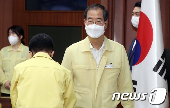 文 사저 앞 욕설시위, 한 총리 “엄정처리”…뾰족수가 없네