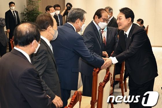 與 원로들 ‘영부인 전담반’ 제안…尹 “사이버 보안 철저히 하겠다”