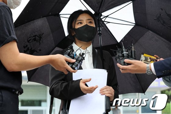 ‘성상납 의혹’ 기업 대표 경찰 조사…”이준석에 11회 이상 접대”