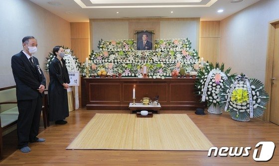 故송해, 입관식 완료… 두 딸과 손녀·손녀 사위 함께