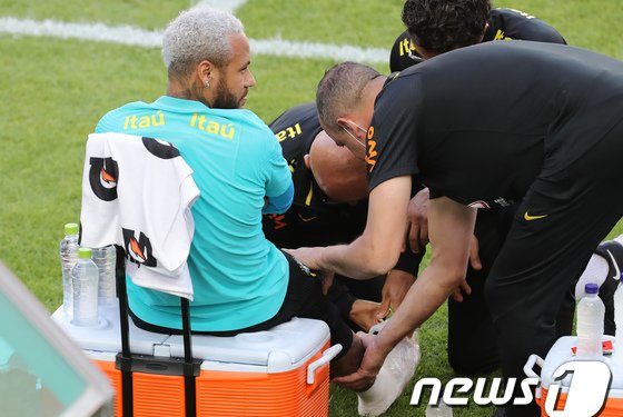 브라질 비상, 네이마르 한국전 못 뛰나…미니 게임서 발목 부상