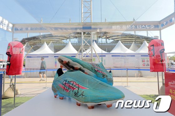 ‘손흥민 축구화’ 1600만원에 낙찰…”너무 큰 금액, 개인적으로 보답할 것”