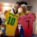 ‘월클과 월클이 만났다’…손흥민, 라커룸서 네이마르와 유니폼 교환