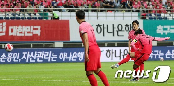 센추리 클럽 가입한 손흥민, 1골 더 넣으면 ‘라이언킹’과 어깨 나란히