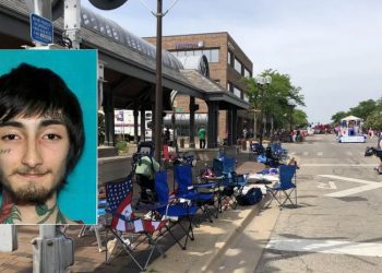 7월 4일 퍼레이드에 총기난사…6명 사망, 30명 부상