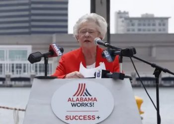 케이 아이비 주지사: 인력 달성 목표에 “레이저 초점”