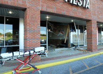 투스칼루사 레스토랑에 차량 돌진, 최소 5명 부상