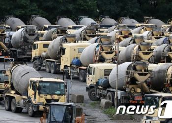 레미콘 수도권 공장 200여개 또 멈췄다…”하루 250억 매출 피해”