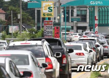 유류세 추가 인하에 일단 꺾인 기름값…휘발유 16원·경유 10원 내려