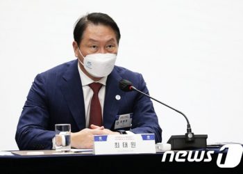 바이든과 화상 면담하는 SK 최태원…”美에 29조원 신규 투자”