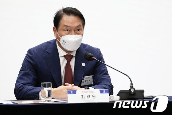 바이든과 화상 면담하는 SK 최태원…”美에 29조원 신규 투자”